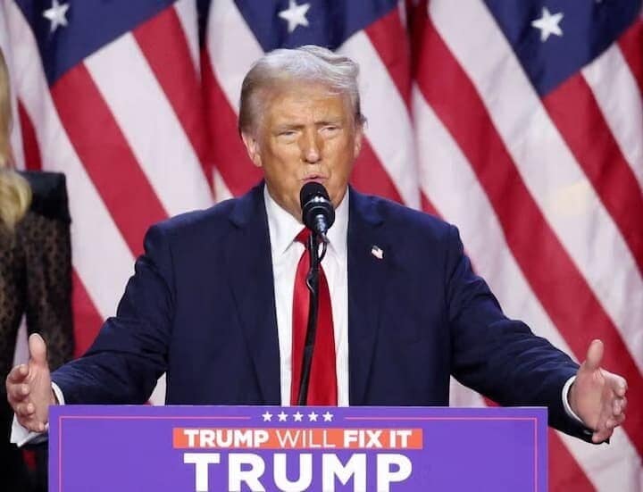 １１月５日、米大統領選の共和党候補ドナルド・トランプ前大統領（写真）は、同氏が勝利したとのＦＯＸニュースの報道を受けて勝利宣言した。写真は６日、フロリダ州パームビーチで撮影（２０２４年　ロイター/Brendan Mcdermid）