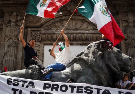 格付け会社ムーディーズは、メキシコの議会上院が１１日に承認した司法制度改革について、同国の信用格付けに重大な影響を与える可能性があると指摘した。写真は１１日、司法改革に反対する市民のデモ。メキシコシティで撮影（２０２４年　ロイター／Toya Sarno Jordan）