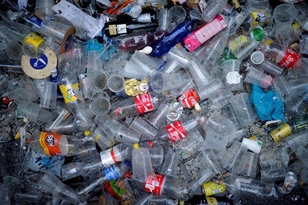 　５月１１日、欧州は、これまで中国に送っていたプラスチック廃棄物の半分強を、他のアジア諸国に送り出した。１月に中国政府が環境規制を強化し、世界最大のリサイクル市場が閉ざされてしまったからだ。スペインで１月撮影（２０１８年　ロイター/Vincent West）