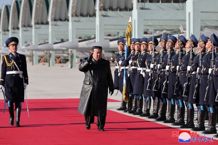 　１２月１日、北朝鮮の金正恩朝鮮労働党総書記は朝鮮人民軍に対し、敵のあらゆる挑発にも即応できる態勢を取るよう指示した。国営の朝鮮中央通信（ＫＣＮＡ）が１日伝えた。写真は空軍司令部を訪問する金総書記。同日公開された、ＫＣＮＡ提供写真（２０２３年　ロイター）