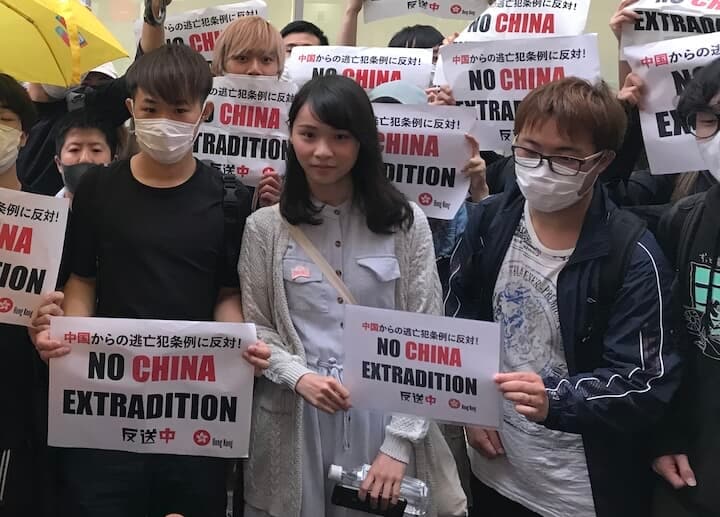 2019年の香港デモのさなかに支援を求めて来日した周庭氏（中央）Newsweek Japan