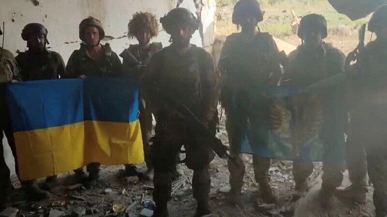 ウクライナのゼレンスキー大統領は７月２７日、東部ドネツク州のスタロマイオルスケ村をロシア軍から奪還したと表明するウクライナ軍兵士のビデオを公開した。提供されたビデオより取得した静止画。Telegram/V_Zelenskiy_official/via REUTERS（２０２３年　ロイター）