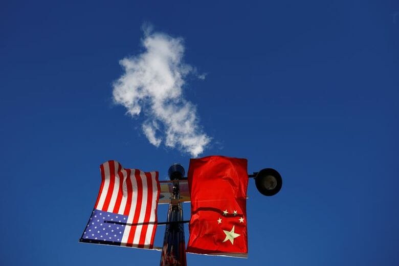 写真は米中の国旗。2021年11月、米マサチューセッツ州ボストンで撮影。REUTERS/Brian Snyder