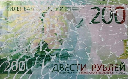 ３月３０日、  ロシアは、ウクライナ侵攻を受けた西側諸国による大規模な経済制裁を科せられながらも、今のところ対外債務で何とかデフォルト（債務不履行）を回避している。写真はルーブル紙幣のイメージ。１日撮影（２０２２年　ロイター/Dado Ruvic）