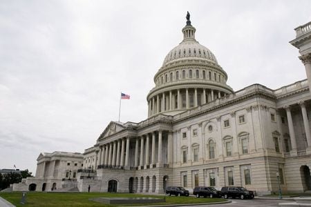 　米上院は今週、１兆ドル規模のインフラ投資法案の作業完了を目指す。２７０２ページに及ぶ法案の修正について２日に採決が始まったが、一部の共和党議員からは詳細を巡り早くも批判が出始めている。７月、ワシントンで撮影（２０２１年　ロイター/Elizabeth Frantz）