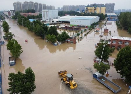 ８月１２日、    人口の多い中国中部、河南省で今年７月起きた記録的豪雨をきっかけに、同国の地方当局は自然災害に備えるための保険加入の検討を迫られている。写真は７月、豪雨で冠水した鄭州市の市街地（２０２１年　ロイター/Aly Song）