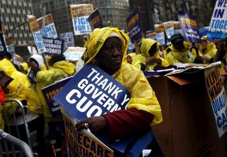 　１１月１０日、米ファストフード店の従業員が、最低賃金の１５ドルへの引き上げと労働組合の権利を求めて全米各地でデモを行った。ニューヨークで撮影（２０１５年　ロイター/Shannon Stapleton）