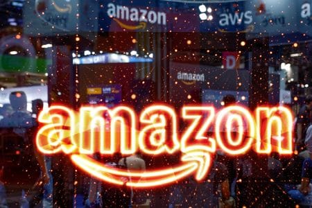 米アマゾン・ドット・コムと米フロリダ州当局は２１日、アマゾンが計画する人工衛星経由でインターネット高速接続サービスを提供する「プロジェクト・カイパー」に関連し、フロリダ州にある米航空宇宙局（ＮＡＳＡ）のケネディ宇宙センターに１億２０００万ドルの施設を建設すると発表した。６月１５日撮影（２０２３年　ロイター/Gonzalo Fuentes/File Photo）