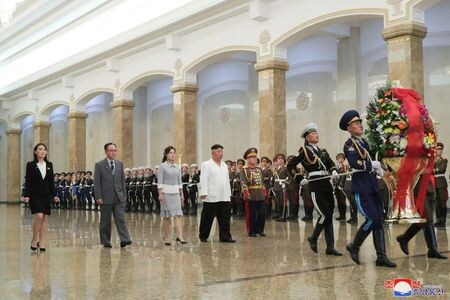 北朝鮮国営の朝鮮中央通信社（ＫＣＮＡ）によると、金正恩（キム・ジョンウン）朝鮮労働党総書記（写真中央）は１５日、祖父である故・金日成主席の遺体が安置されている平壌の錦繡山（クムスサン）太陽宮殿を参拝した。ＫＣＮＡ提供（２０２１年　ロイター）
