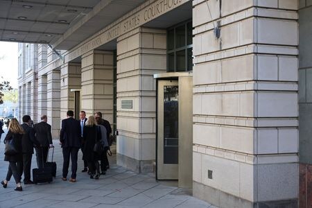 　７月２２日、米連邦控訴裁判所は、トランプ政権がＡＰ通信の記者に対しホワイトハウスでの取材制限を課した問題で、制限解除の申し立てを退ける判断を示した。写真は米首都ワシントンの裁判所を後にするＡＰ通信の代表者ら。３月２７日撮影（２０２５年　ロイター/Tom Brenner）