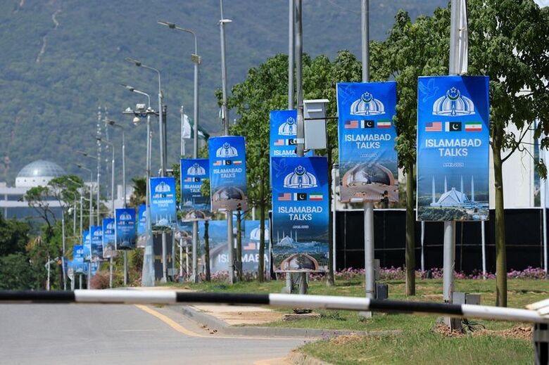 米・イラン第２回和平交渉開催の看板。パキスタン・イスラマバードで２０日撮影。REUTERS/Akhtar Soomro