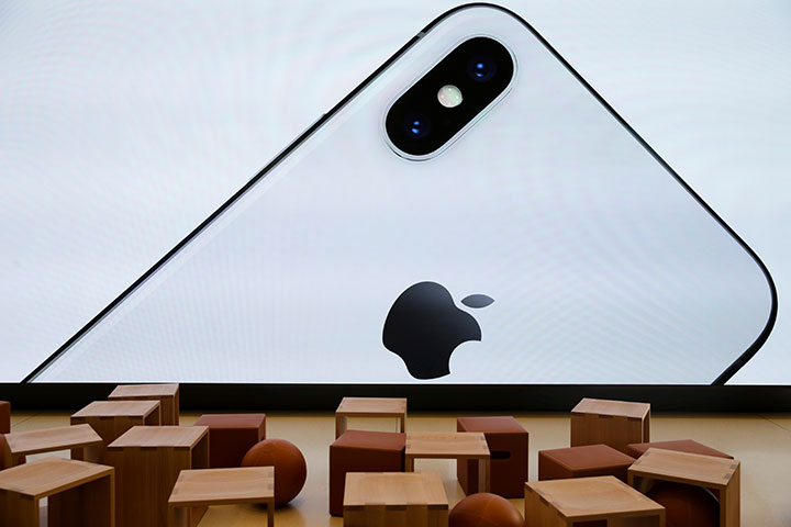 昨年9月、アップルのティム・クックCEOはiPhoneXこそ次世代の技術だと言ったが　Elijah Nouvelage-REUTERS