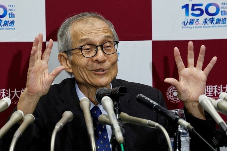 ノーベル化学賞を共同受賞し、記者会見する硤合憲三・東京理科大名誉教授。１０月７日、東京で撮影（２０２６年　ロイター/Kim Kyung-Hoon）