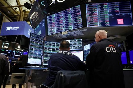 ＵＢＳグローバル・リサーチは２８日、米主要株価指数Ｓ＆Ｐ５００種の２０２４年末の目標を従来の５４００から５６００に引き上げた。ニューヨーク証券取引所で４月撮影。（2024年　ロイター/Brendan McDermid/File Photo）