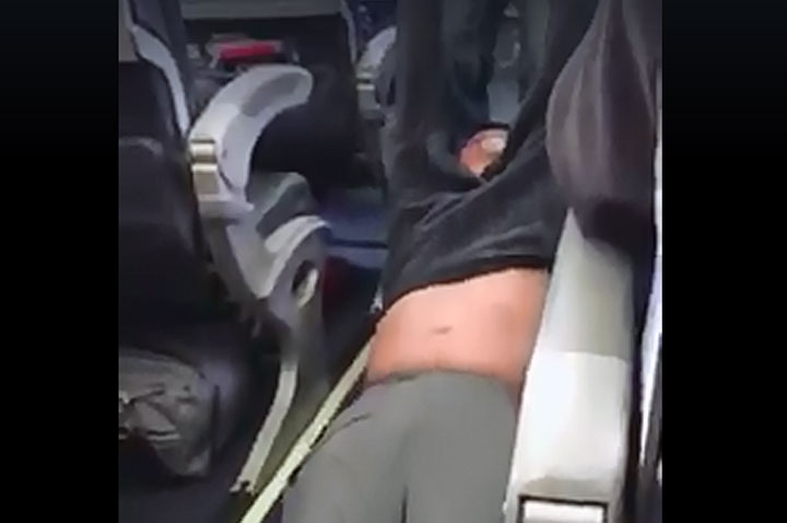 最初は抵抗していたが、意識を失ったように引きずり出される男性　Audra D. Bridges/FACEBOOK