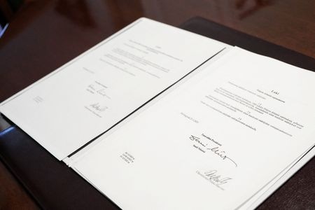 フィンランドのニーニスト大統領は２３日、北大西洋条約機構（ＮＡＴＯ）に加盟する法案に署名した。（２０２３年　ロイター/Fanni Uusitalo/Finnish government）