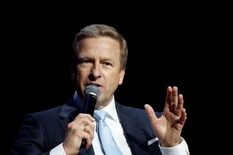 １０月１５日、ドイツ自動車大手ＢＭＷのオリバー・ツィプセ最高経営責任者（ＣＥＯ、写真）は、中国の電池サプライチェーン（供給網）への依存度を減らして自国の技術的強みを発揮するために、欧州は２０３５年から化石燃料車の新規販売を禁止する計画を取りやめるべきだと表明した。パリ自動車ショーでの発言。写真はフランスのパリで撮影（２０２４　ロイター／Benoit Tessier）