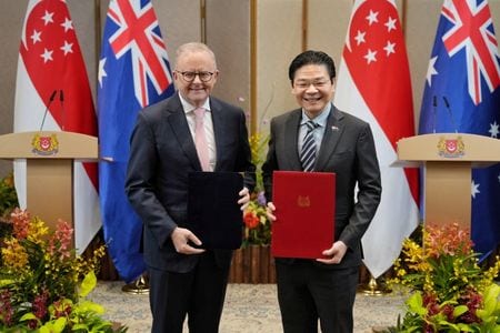 オーストラリアのアルバニージー首相（左）とシンガポールのウォン首相。4月10日、シンガポールで撮影。SPH/LianHe Zaobao/Chia Ti Yan via REUTERS
