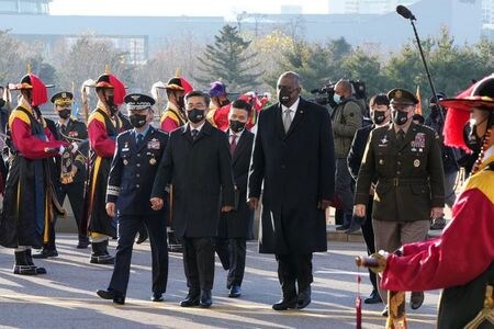 韓国の徐旭（ソ・ウク）国防相は２日、米国が現在２万８５００人規模の在韓米軍について、今後も現行水準を維持すると表明したと述べた。オースティン米国防長官との会談後に語った。写真はソウルで撮影（２０２１年　ロイター）