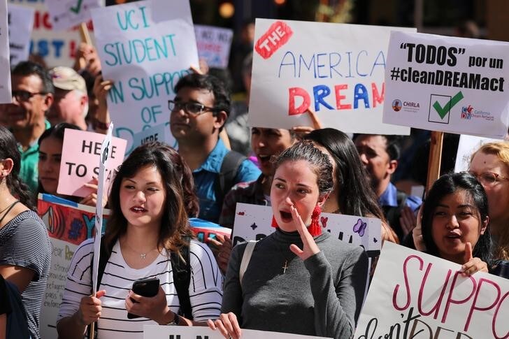 １月９日、米サンフランシスコ連邦地裁のアルサップ判事は、幼少時に親に連れられて不法入国した若者の強制送還を猶予する「ＤＡＣＡ」プログラムについて、トランプ政権による撤廃を差し止める判断を下した。写真は昨年１０月、ＤＡＣＡ撤廃に反対する学生のデモ。カリフォルニア州で撮影（2018年　ロイター／Mike Blake）