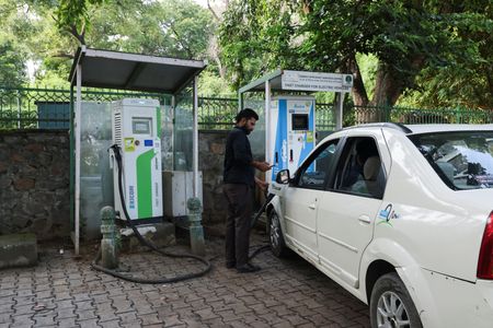 インド政府は同国に投資する外国自動車メーカーに対して電気自動車（ＥＶ）の輸入関税を引き下げる政策を打ち出しているが、充電インフラ整備への投資を制限して自動車生産を促進する方針であることが、政府文書で明らかになった。写真は電気自動車の充電ステーション。ニューデリーで２０２３年８月撮影（２０２５年　ロイター/Anushree Fadnavis）