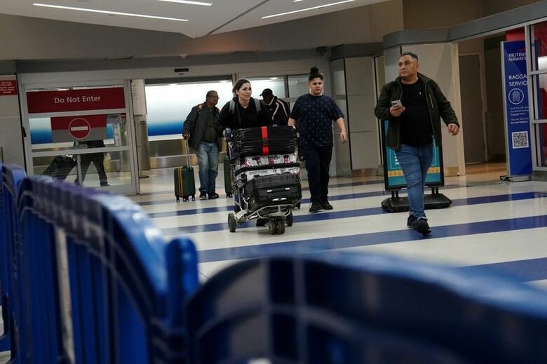 2025年6月8日、米ニューヨークのジョン・F・​ケネディ国際空港を利用する人々。 REUTERS/Bing Guan/File Photo