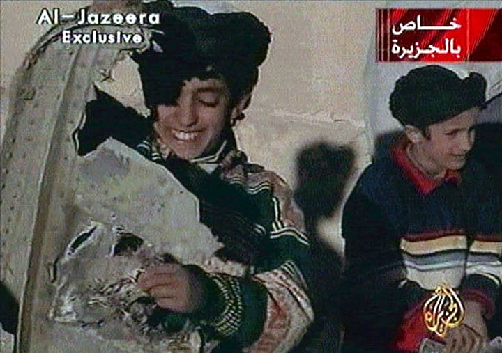 国際テロ組織アルカイダの指導者だったウサマ・ビンラディンの息子ハムザ（写真左）。アフガニスタン中部ガズニ州で2001年頃に撮影されたと見られる　REUTERS/Al-Jazeera TV