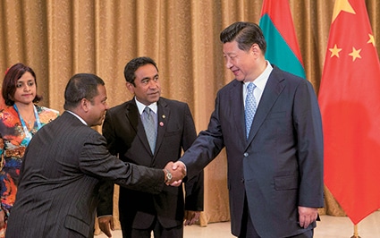 ヤミーン大統領（中央）は昨年中国を訪問し、習近平国家主席（右）の手厚い歓迎を受けた