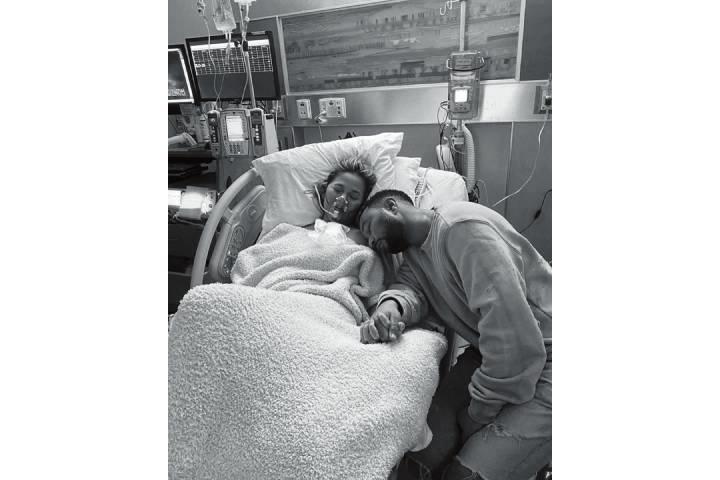 テイゲンが公表した病院での写真　COURTESY OF INSTAGRAM CHRISSY TEIGENーSOCIAL MEDIAーREUTERS