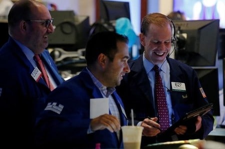 　８月３１日、米国株式市場は小幅安。原油価格の値下がりでエネルギー株に売りが出た。月間ではＳ＆Ｐ総合５００種が２月以来のマイナスとなった。ニューヨーク証券取引所で撮影（２０１６年　ロイター/Brendan McDermid）