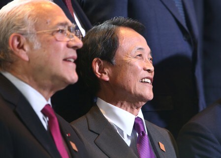 　６月１日、麻生財務相（写真右）は、米国が鉄鋼やアルミニウムの輸入制限を発動したことは「きわめて遺憾」との認識をあらためて示した（２０１８年　ロイター/Ben Nelms）