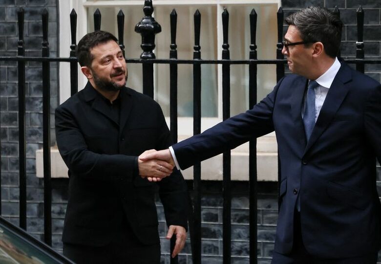 写真は英国のバーナム首相（右）とウクライナのゼレンスキー大統領。14日、英ロンドンで撮影。 REUTERS/Jack Taylor