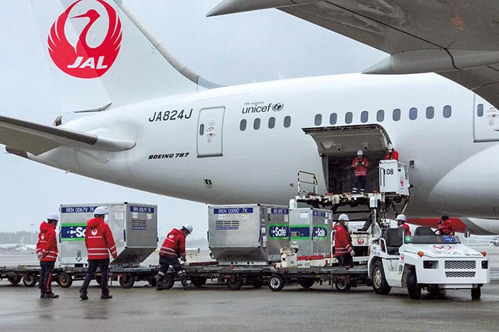 台湾向けのコロナワクチンを輸送機に積み込む（成田空港、6月4日）　TAIWAN ECONOMIC AND CULTURAL REPRESENTATIVE OFFICE IN JAPAN-HANDOUT-REUTERS