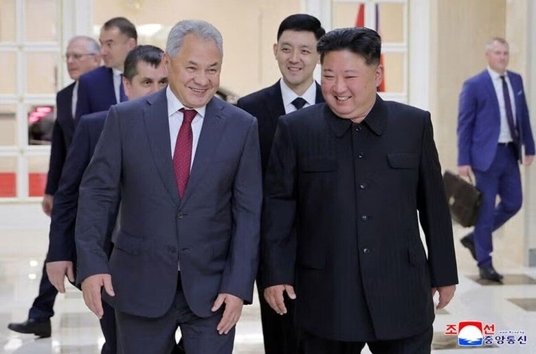 ６月１８日、北朝鮮国営の朝鮮中央通信（ＫＣＮＡ）は、金正恩朝鮮労働党総書記（写真右）が１７日にロシアのショイグ安全保障会議書記（左）と平壌で会談し、ウクライナと国境を接するロシア・クルスク州での「特別軍事作戦」について協議したと報じた。写真は１７日、ＫＣＮＡ提供（２０２５年　ロイター）