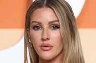 エリー・ゴールディング、ワインで隠しただけのトップレス投稿に騒然