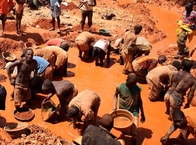 基本的な保護装備もなく、過酷で危険...それでも今なおモザンビークで違法採掘が続く理由