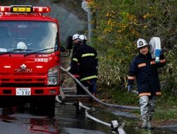 アングル：山火事から故郷を「死守」、消火に奔走する31歳　15年前に津波で被災