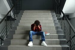 いじめは「卒業すれば終わり」ではない――数十年後も被害者を苦しめる「いじめ後遺症」の深刻さ