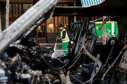 マクロン仏大統領、暴動受け冷静さ呼びかけ　2400人逮捕