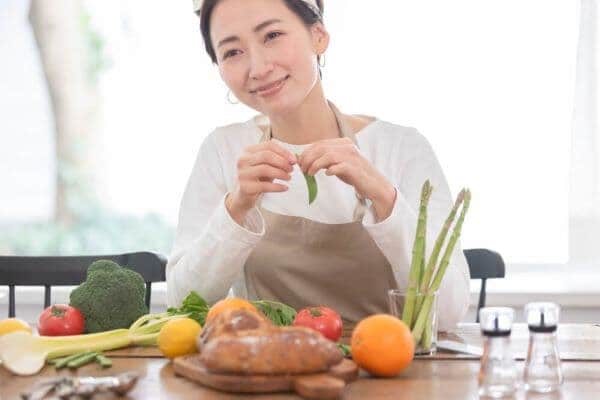 調理前の食材を並べた女性