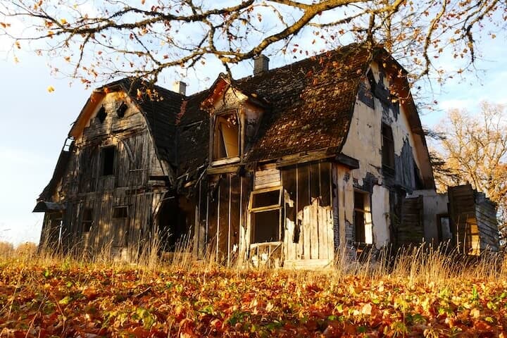 エストニアの農業地帯にある廃屋