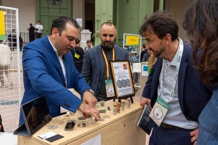 ヘリオサンド社のラフィック・ケファッシェCEO（左）