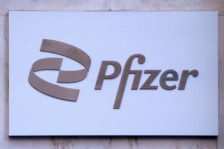 イスラエルで新型コロナウイルスワクチンの３回目の接種を受けた人を対象に行われた調査によると、大半の人に２回目の接種後と同程度、もしくはそれよりも軽い副反応が出たことが分かった。写真はファイザーのロゴ。ニューヨークで３月撮影（２０２１年　ロイター／Carlo Allegri）