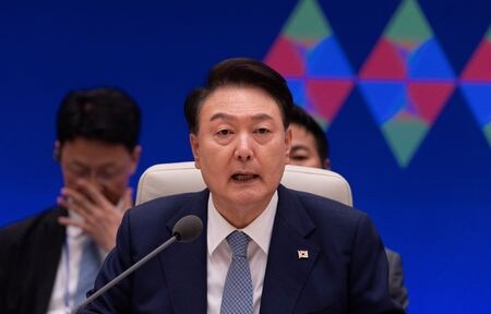 　６月３日、韓国の尹錫悦大統領（写真）は、同国の東岸沖に莫大な石油・ガスが埋蔵されている可能性があることが分かったとして、探査掘削を許可したと表明した。写真は５月韓国ソウルでの代表撮影（２０２４　ロイター）