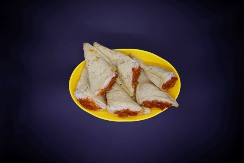 １１月３日、北朝鮮では長いあいだ、「インジョコギ」と呼ばれる人造肉が人々の命をつないできた。写真はインジョコギにコメを詰めた料理。ソウルで９月撮影（２０１７年　ロイター/Kim Hong-Ji/Illustration）