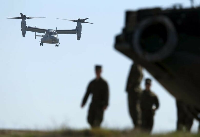 ９月１日、日米両政府は、米軍普天間基地（沖縄県宜野湾市）に配備する新型輸送機オスプレイの県外訓練に必要な費用を日本側が負担することで合意した。写真はカリフォルニア州で２月撮影（２０１６年　ロイター/Mike Blake）