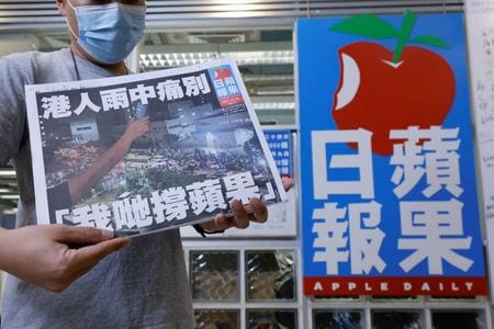 香港の民主派系新聞、蘋果日報（リンゴ日報）は２４日、最後の新聞（写真）を発行して２６年の歴史に幕を閉じた。２４日、香港で撮影（２０２１年　ロイター/Tyrone Siu）
