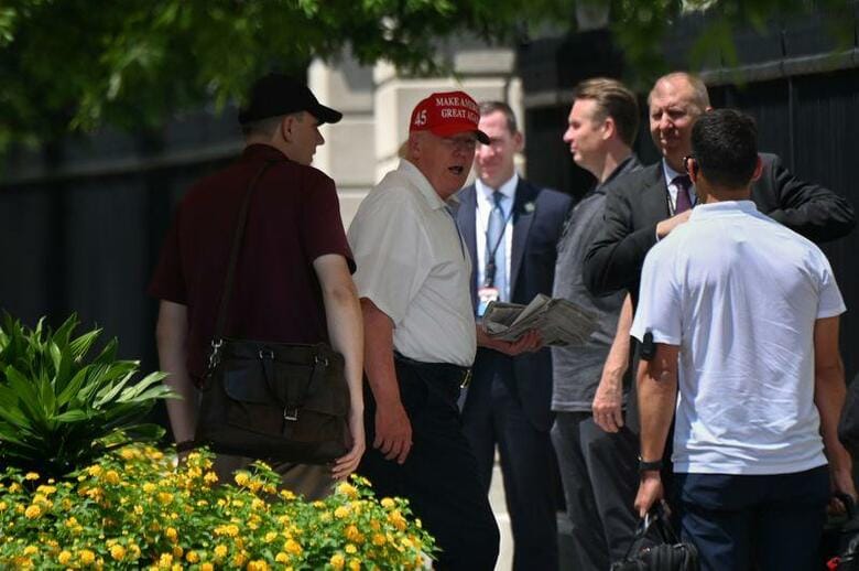 トランプ米大統領は7月3日、中西部サウスダコタ州を訪れ、歴代大統領4人の顔が山肌に刻まれたラシュモア山国立記念公園で演説した。支持者らを前に、人種差別に抗議するデモの参加者が記念碑や銅像などを破壊し、米国の歴史を抹消しようとしていると非難した。ワシントンで撮影(2020年　ロイター/Erin Scott)