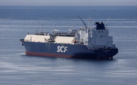 欧州連合（ＥＵ）加盟各国は２８日、ロシア企業からの液化天然ガス（ＬＮＧ）輸入を阻止するための法的手段を講じる案について合意した。写真はロシア、ナホトカの港町近くのナホトカ湾に沿って航行するLNGタンカーSCFラ・ペルーズで２０２２年６月撮影（２０２３年　ロイター／Tatiana Meel）