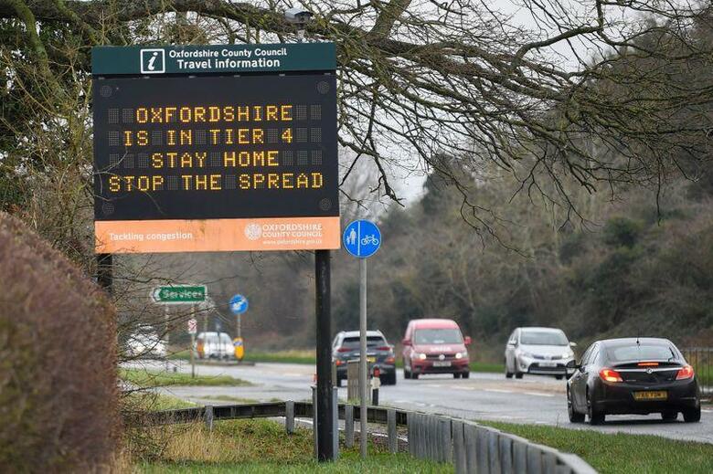 英政府が１２月２８日発表した新型コロナウイルス新規感染者は４万１３８５人と、１日当たりの過去最多を更新した。感染力が強いといわれる変異種の感染拡大やクリスマスの祝日を含む連休中に検査数が少なかった反動が要因。写真はオックスフォード周辺の情報掲示板（２０２０年　ロイター/Toby Melville）